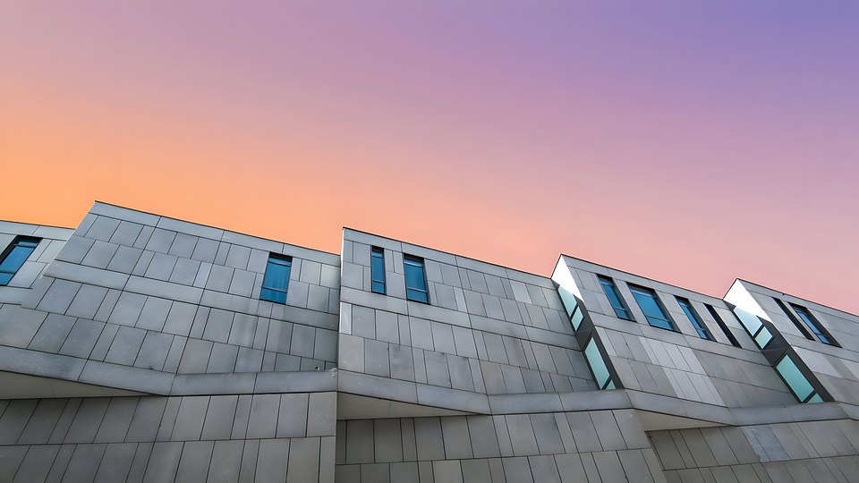Edificio contemporaneo con facciate e serramenti al tramonto