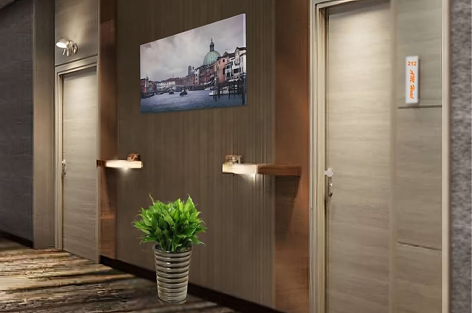 Corridoio di hotel con porte certificate REI